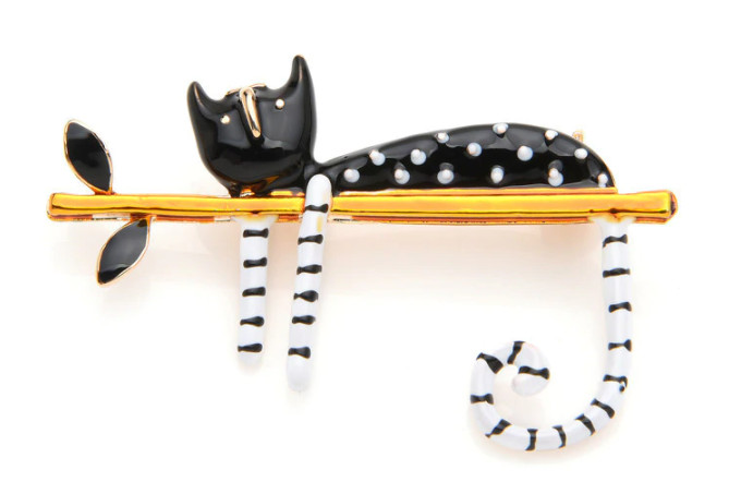 Brošňa Mačička na vetvi BR302